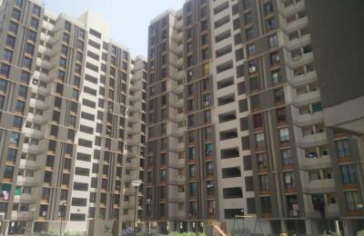 🏠 1BHK High Rise Apartment